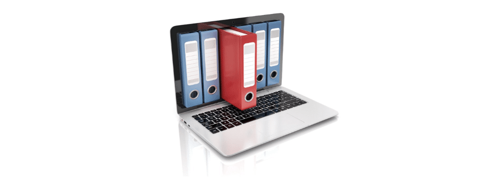 Foto arxiu expedients i ordinador